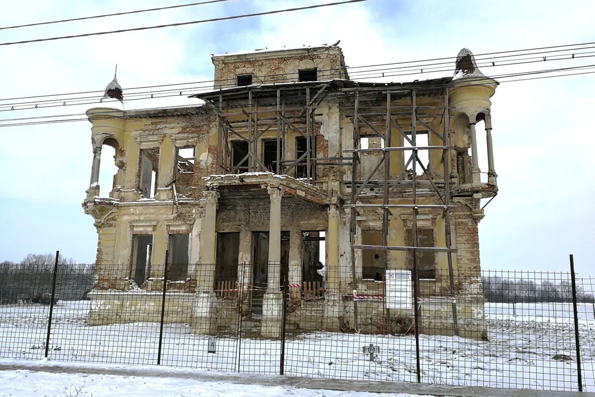 Milioane de euro, fonduri europene, îngropate în reabilitarea ruinelor conacului Bolomey