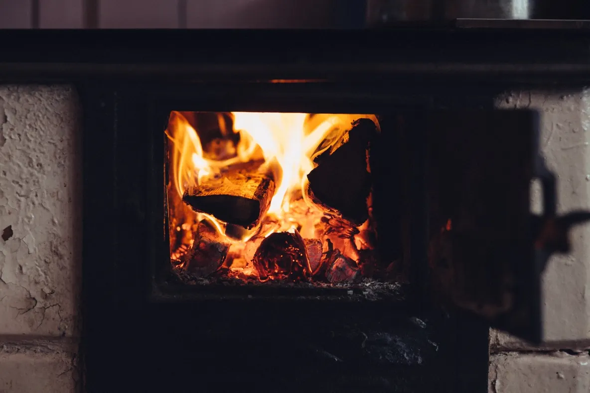 O bătrână a murit intoxicată cu monoxid de carbon. Soţul ei a scăpat ca prin minune