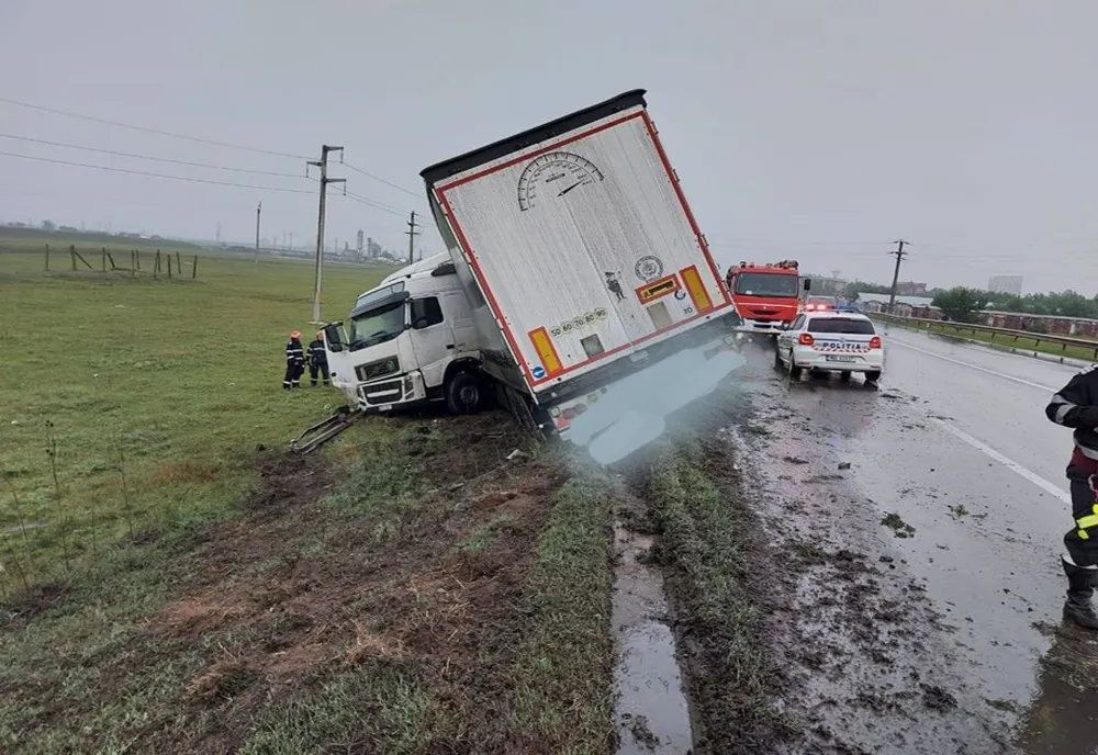 FOTO| Camion răsturnat pe DN 2