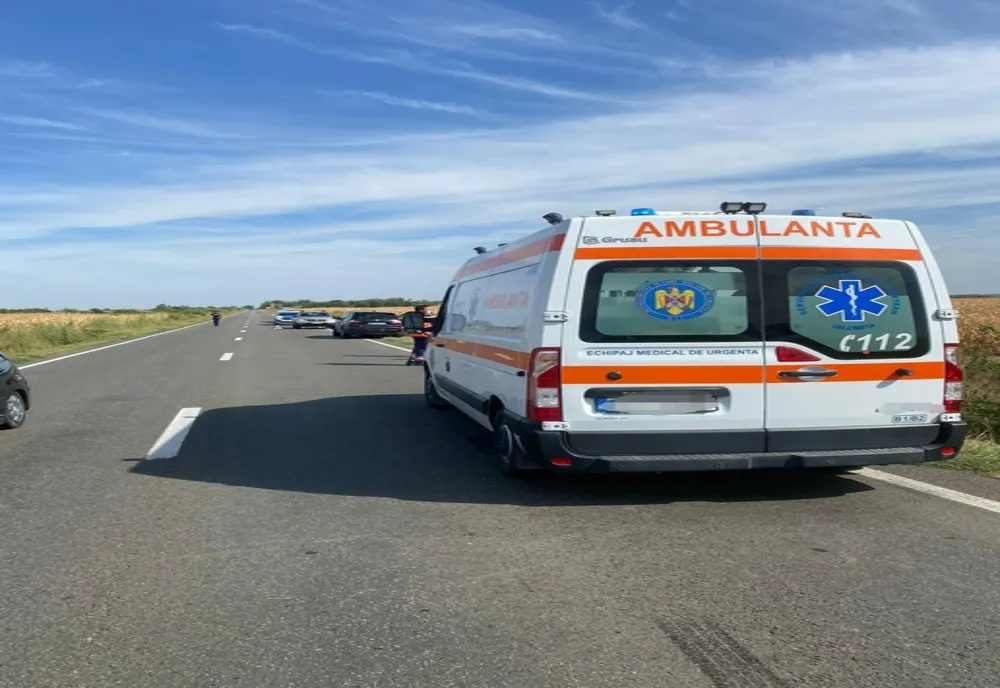 Ambulanță în misiune, implicată  într-un accident rutier. Două  persoane  rănite