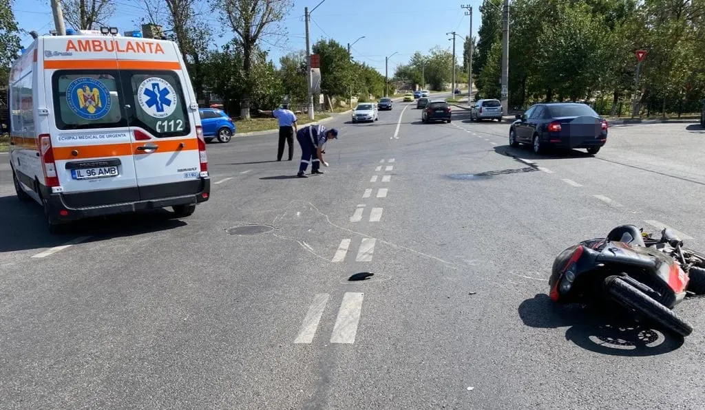 FOTO| Impact violent între o motocicletă și o căruță. Doi tineri răniți