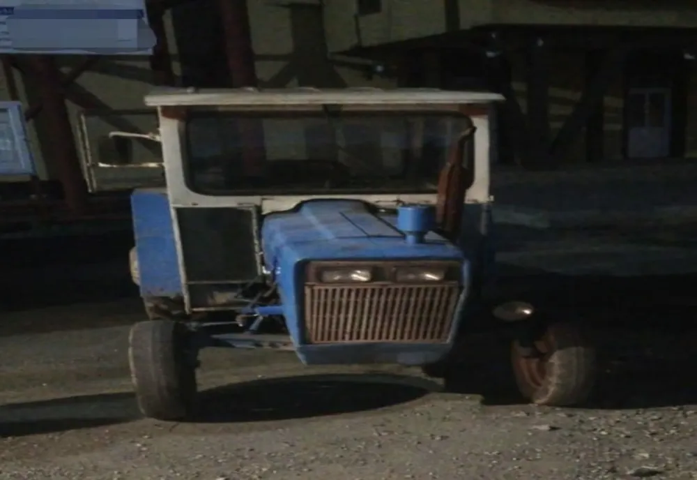 Impact violent între o trotinetă electrică și un tractor. A fost solicitat elicopterul SMURD