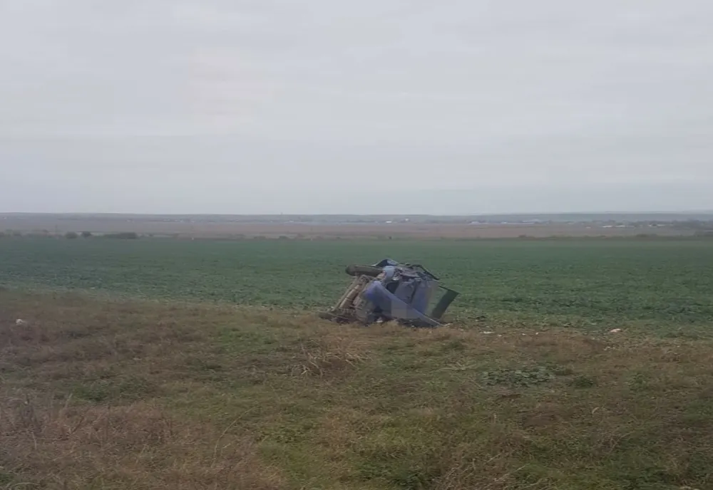 Mașină răsturnată pe câmp, șoferul transportat de urgență la spital