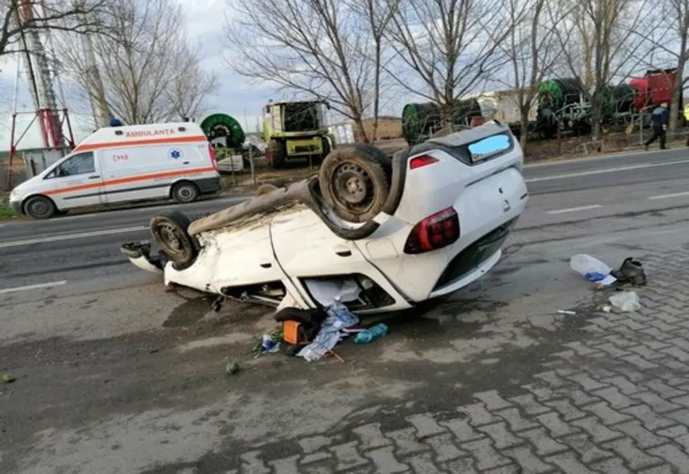 FOTO| Impact violent, două persoane transportate de urgență la spital