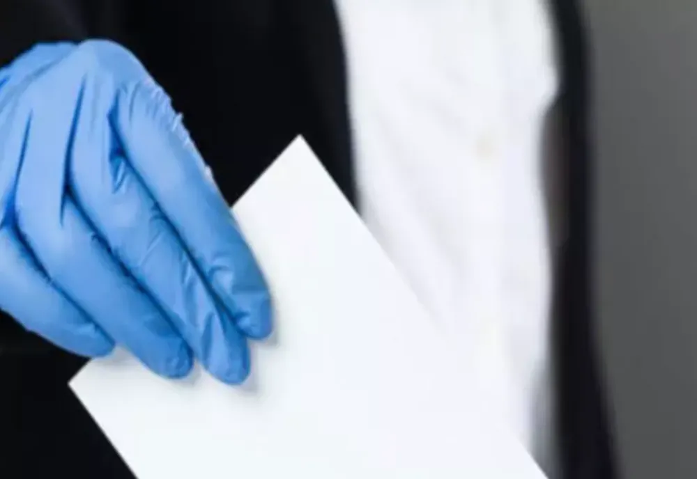 O secție de votare din București, închisă temporar. 2 persoane din comisia electorală au COVID
