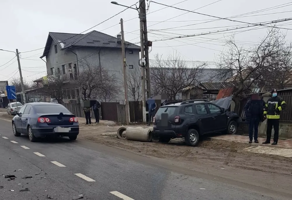 FOTO Impact frontal la Coșereni, o persoană la spital