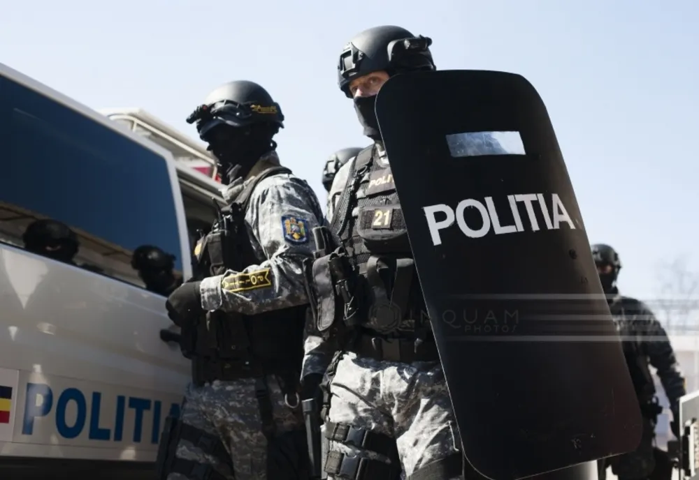Razie de amploare la Urziceni. Percheziții, 3 persoane reținute