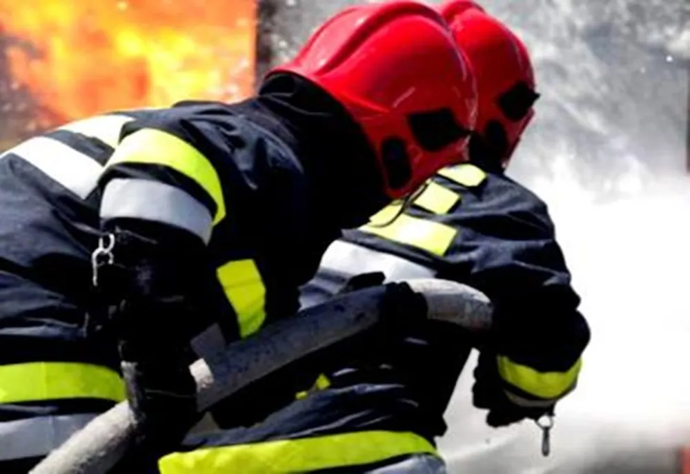 O femeie de 61 de ani, imobilizată la pat, salvată dintr-un incendiu de vecini