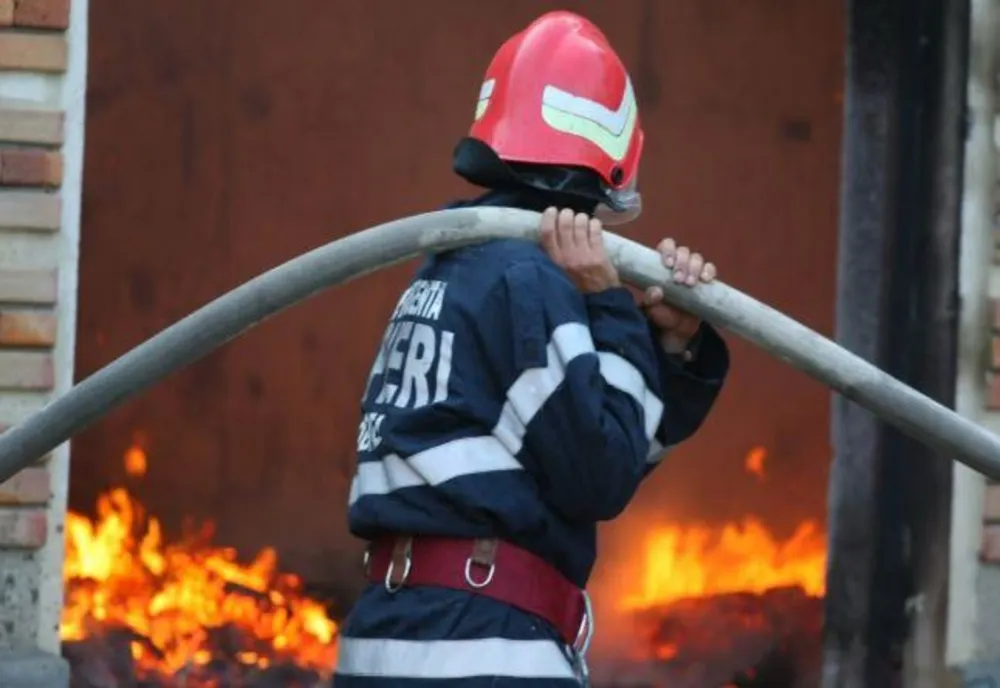 Incendiu casă în Alexeni. Un bărbat cu arsuri la spital