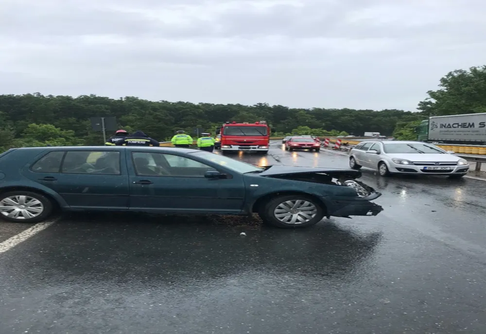 Autoturism intrat în parapet pe DN2