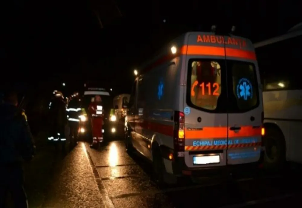 Impact violent între două autoturisme. Patru persoane rănite