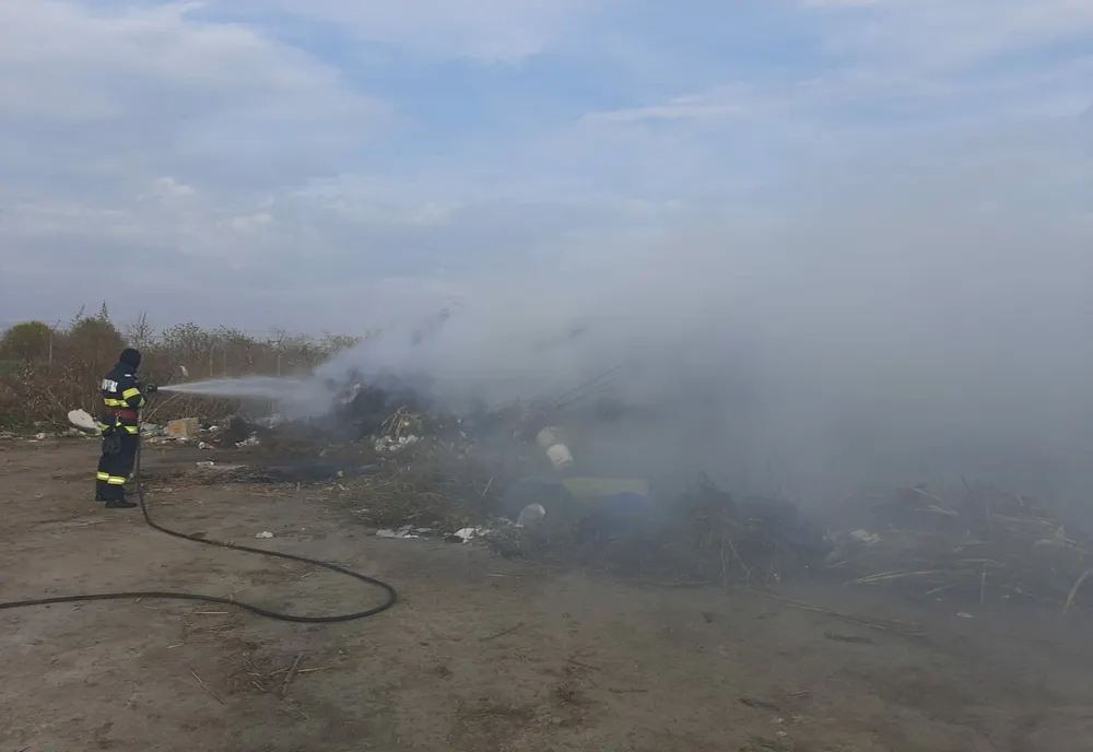 Incendiu puternic la Axintele. Focul a fost pus intenționat