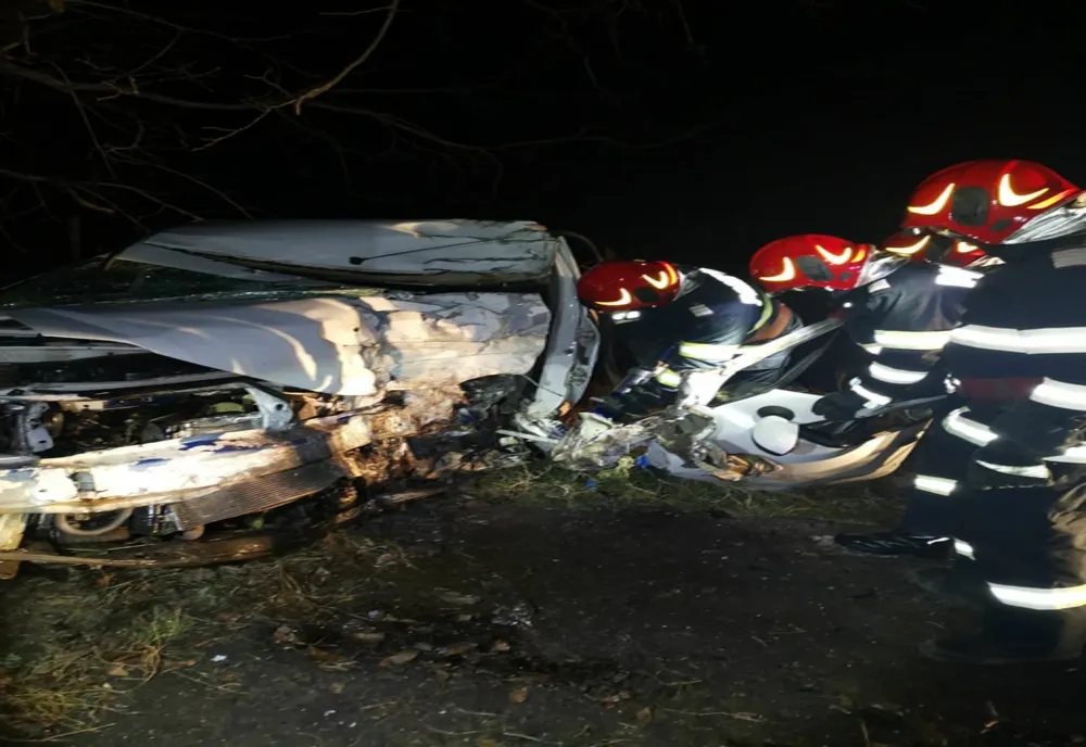 FOTO Un tânăr a murit după ce a intrat cu mașina într-un copac