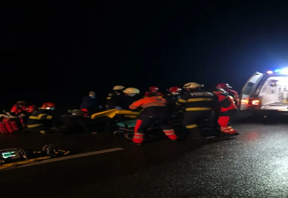 FOTO Impact violent între o căruță și un autoturism pe DN21. Trei victime