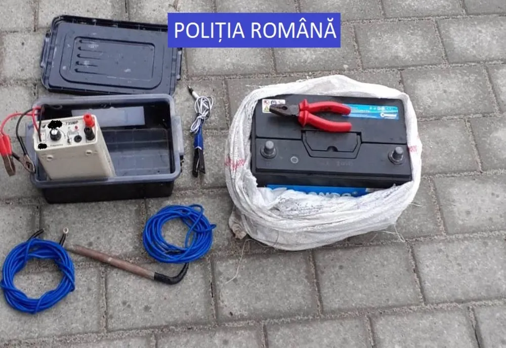 Polițiștii au confiscat aparate electrice de pescuit după ce au prins un braconier