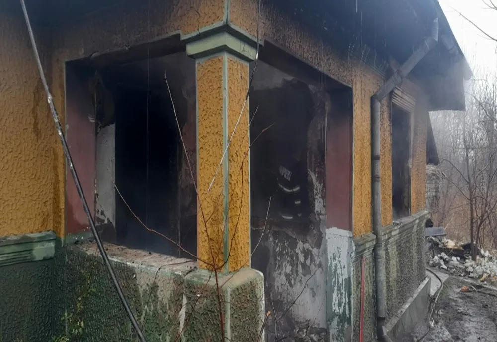 FOTO Casă cuprinsă de flăcări. Trei persoane la spital