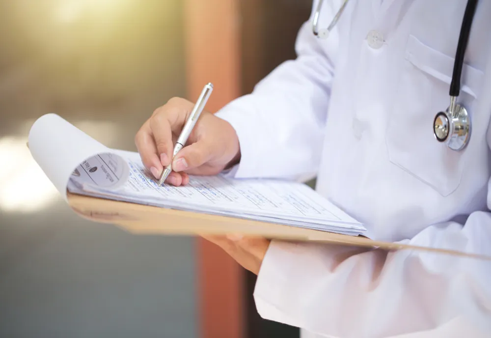 Românii care îngrijesc bolnavi de cancer vor putea beneficia de concediu medical