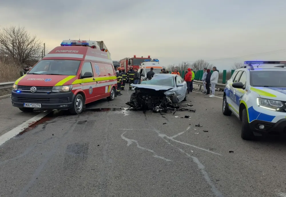 FOTO Impact violent între un autotren și un autoturism pe A2. Circulația este blocată