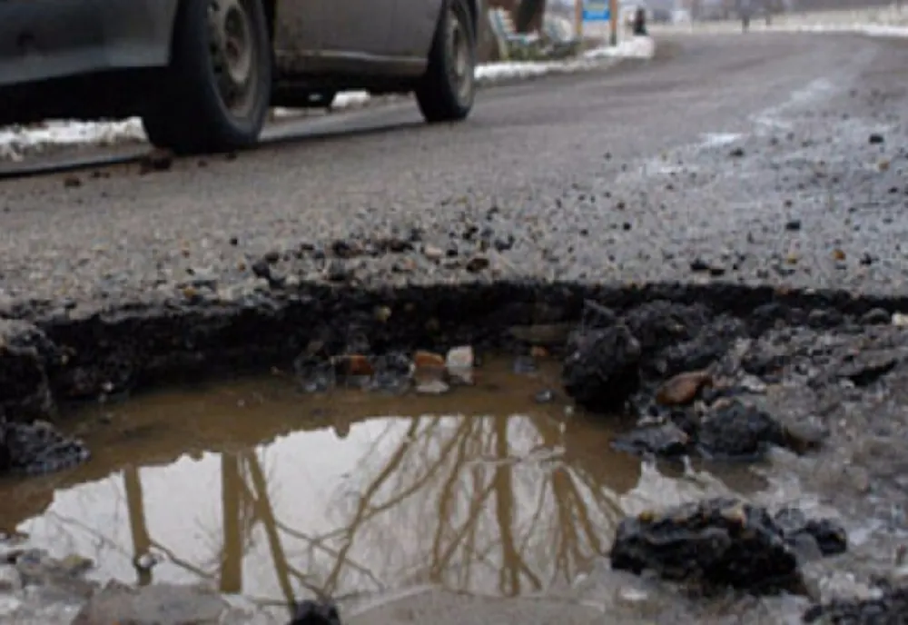 Șoferii vor putea raporta GROPILE de pe autostrăzile și drumurile naționale prin intermediul unei aplicații GPS
