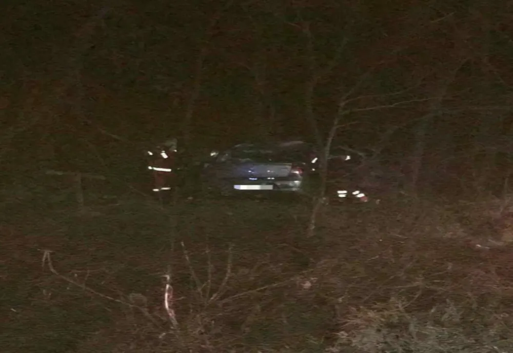 Trei răniți, după ce șoferul a intrat cu mașina în copacii de pe marginea drumului