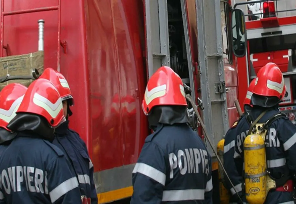 Casă cuprinsă de flăcări. O persoană transportată la spital