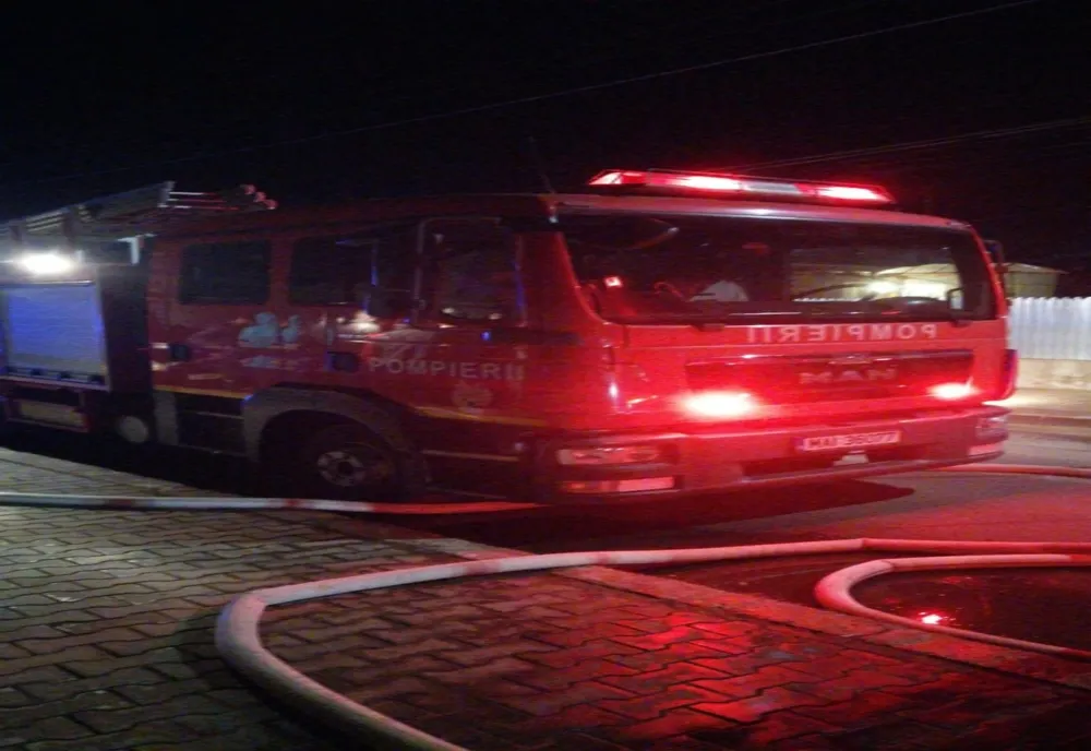 Incendiu violent la Fetești din cauza fumatului. O tonă de lemne s-a făcut scrum