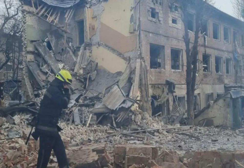 RĂZBOI Ucraina. ZIUA 17. Convoiul uriaș de blindate rusești, aproape de Kiev. Depozit de muniții, în flăcări, lângă capitală. Continuă evacuarea civililor
