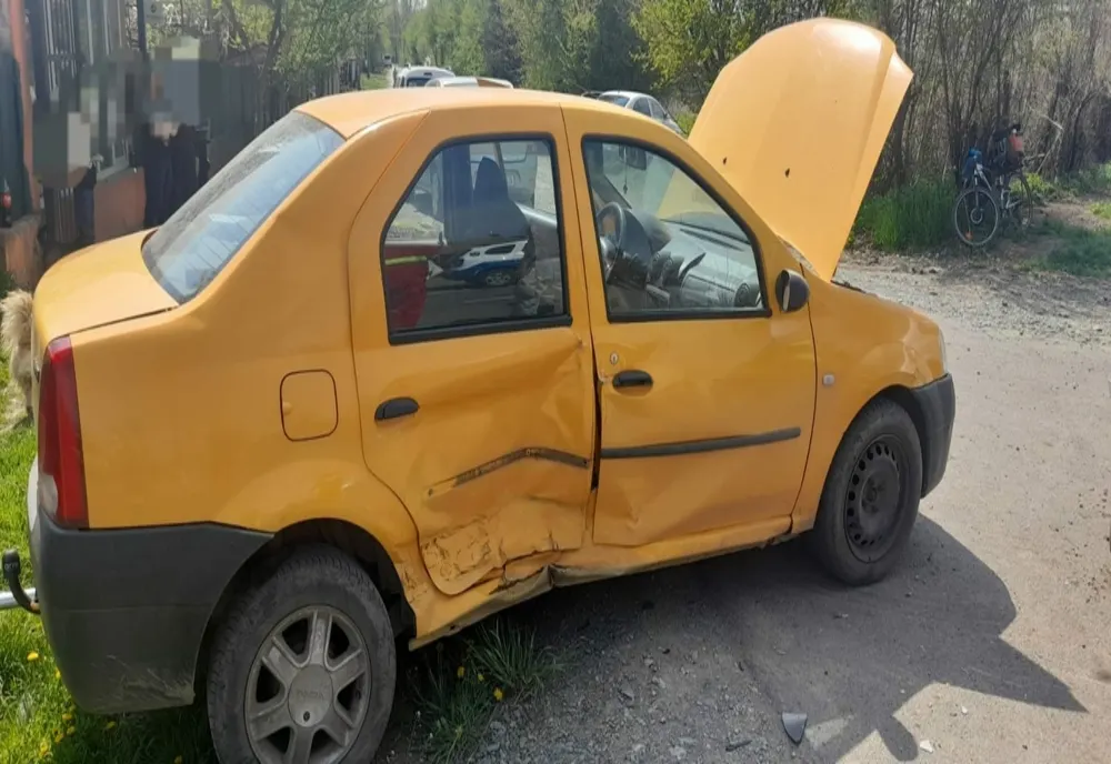 Impact violent între un autoturism și o autoutilitară