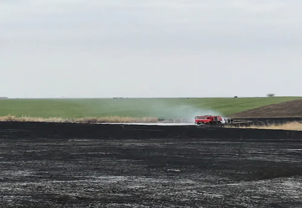 Pompierii ialomițeni continuă lupta cu incendiile de vegetație uscată