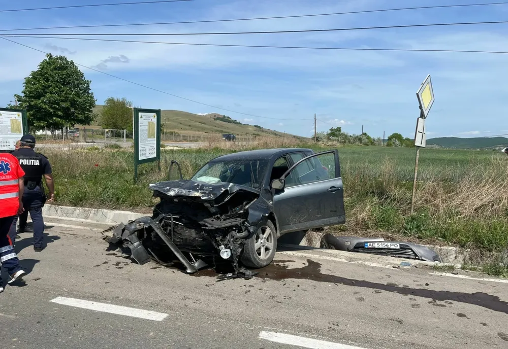 VIDEO FOTO Ciocnire violentă - Cinci persoane, printre care trei ucraineni au ajuns la spital