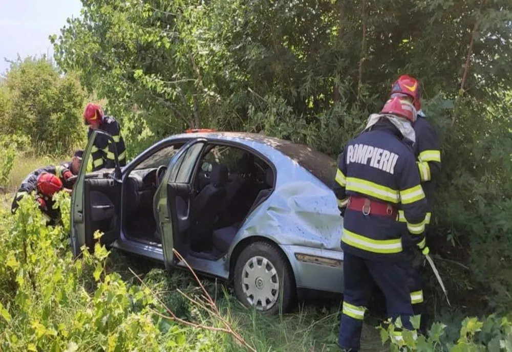 FOTO Cascadorie pe șosea: trei persoane, printre care un copil de 2 ani au ajuns la spital
