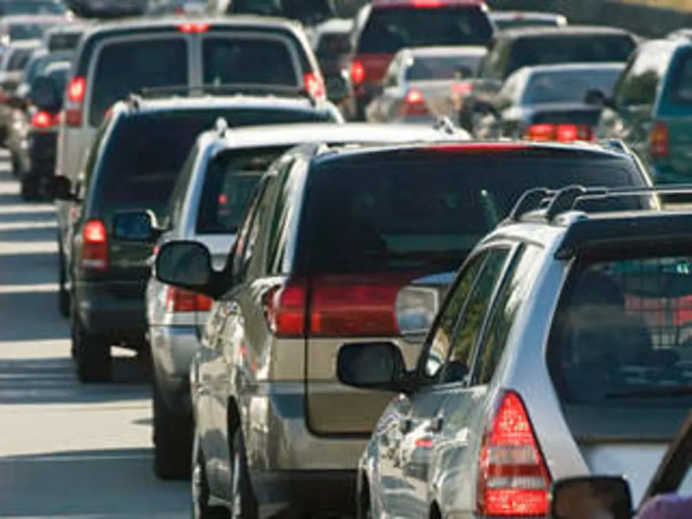 Românii renunță cu greu la mașină, deși prețurile carburanților au crescut cu peste 40% în ultimul an