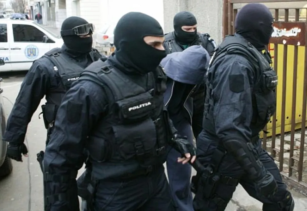 VIDEO Percheziții în Ialomița. Dețineau ilegal arme și muniții și au fost săltați de mascați