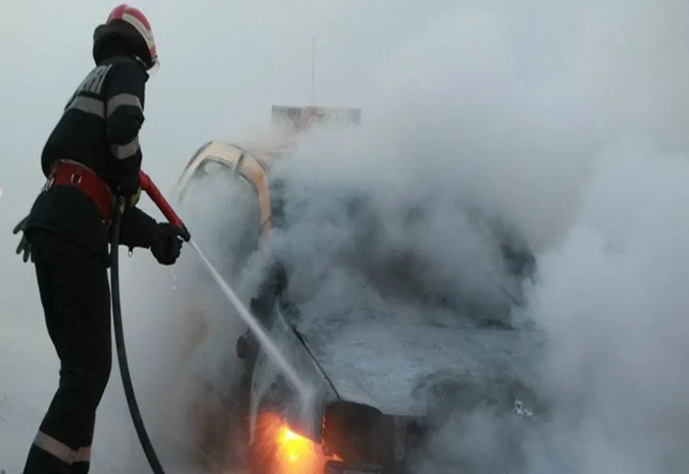 Autoturism cuprins de flăcări în Slobozia