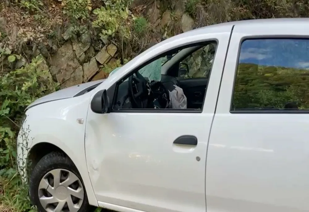 Bărbat mort după ce o bucată de stâncă s-a prăbuşit peste maşina pe care o conducea, în Defileul Jiului
