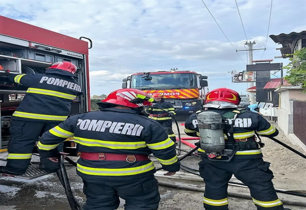 FOTO Pagube însemnate pentru un feteștean în urma unui incendiu