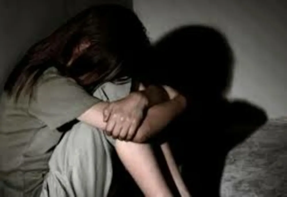 Adolescente de 12 ani, transformate în SCLAVE de asistenții lor maternali - Viața fetelor, un calvar de ani de zile - Ce au descoperit polițiștii