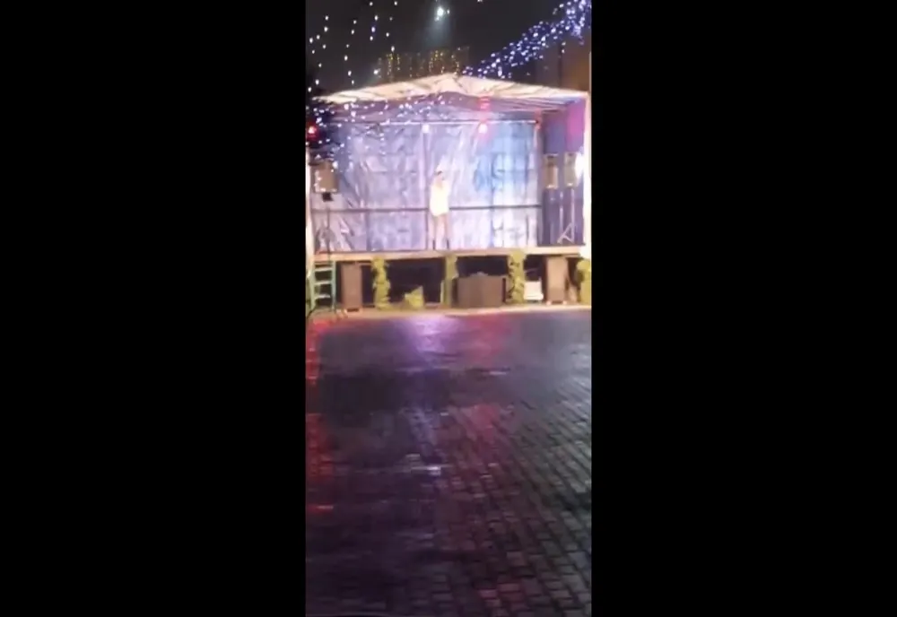 VIRAL. O artistă cântă la Târgul de Crăciun, fără spectatori