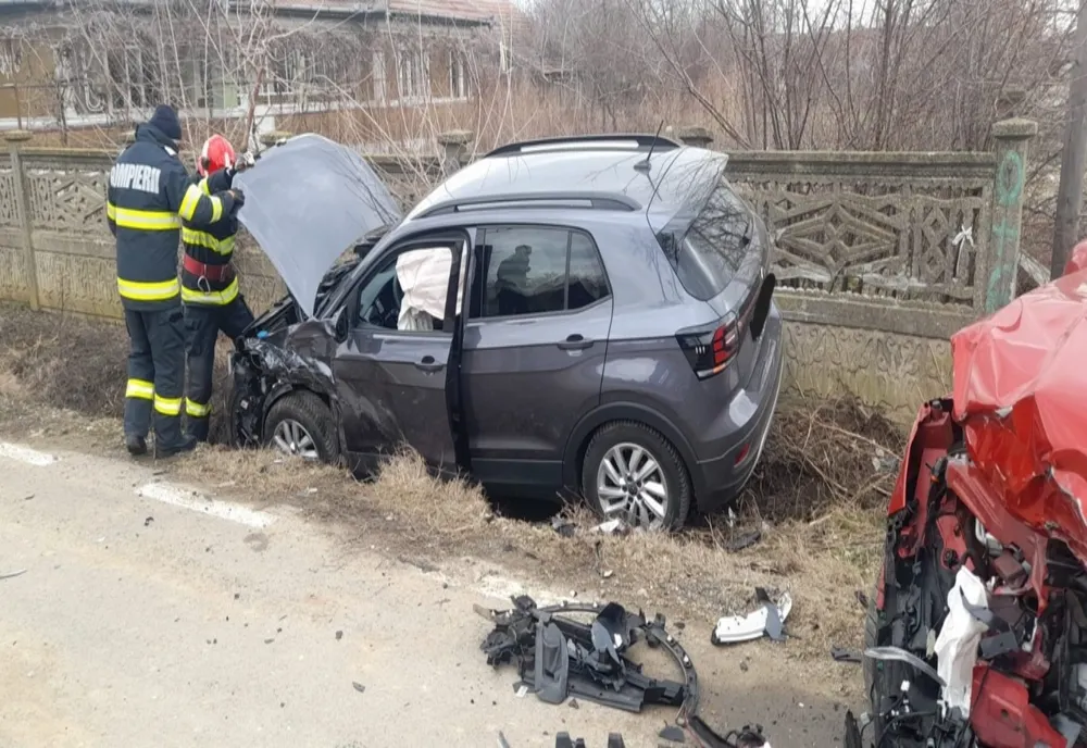 FOTO Impact violent între două autoturisme pe drumurile din Ialomița. Trei persoane rănite