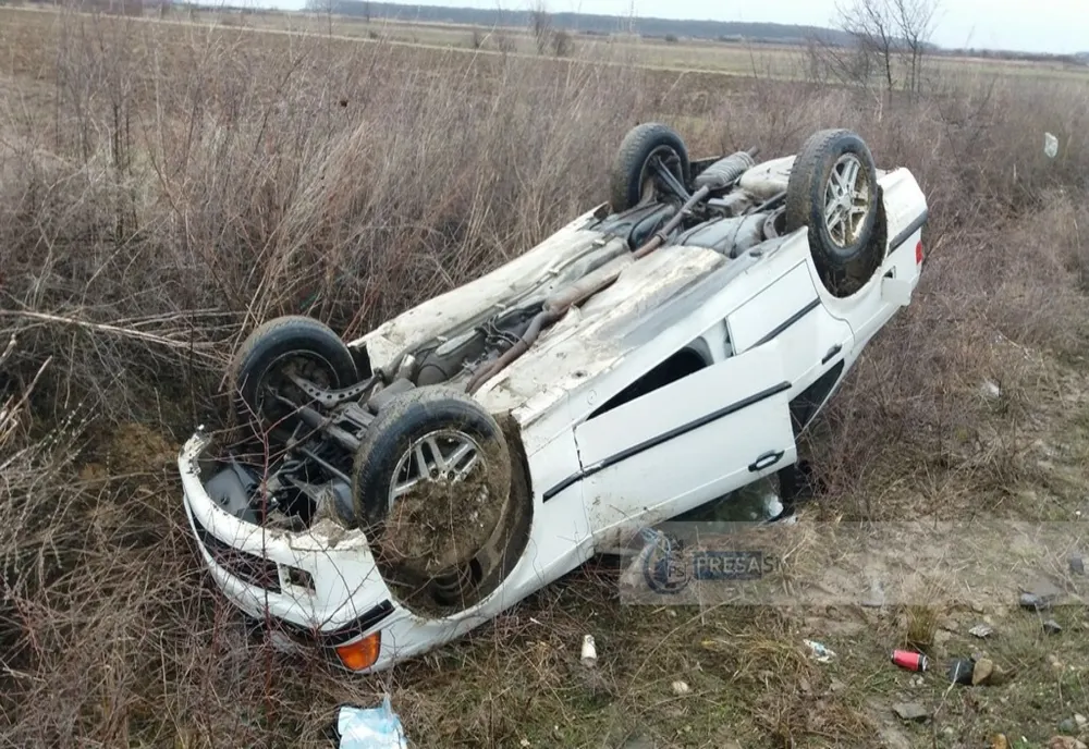 Mașină răsturnată pe DN2A. Au fost transportați de urgență la spital