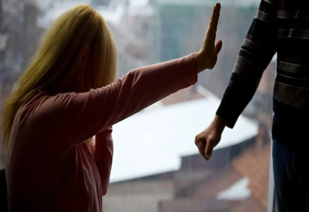 Dispute conjugale sfârșite cu bătaie. Nu se mai pot apropia 5 zile de concubine