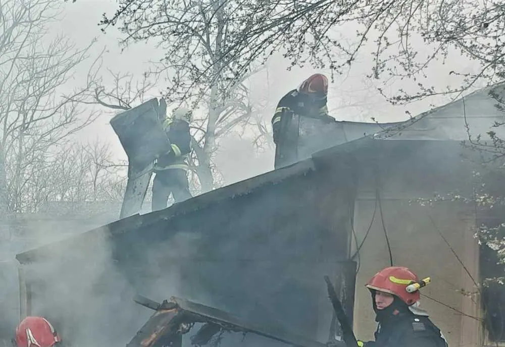 Casă aprinsă de la o lumânare. O persoană cu arsuri la spital