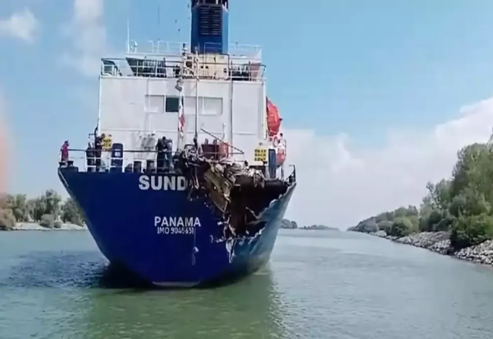 DOUĂ NAVE S-AU CIOCNIT PE CANALUL SULINA, LA MILA 18