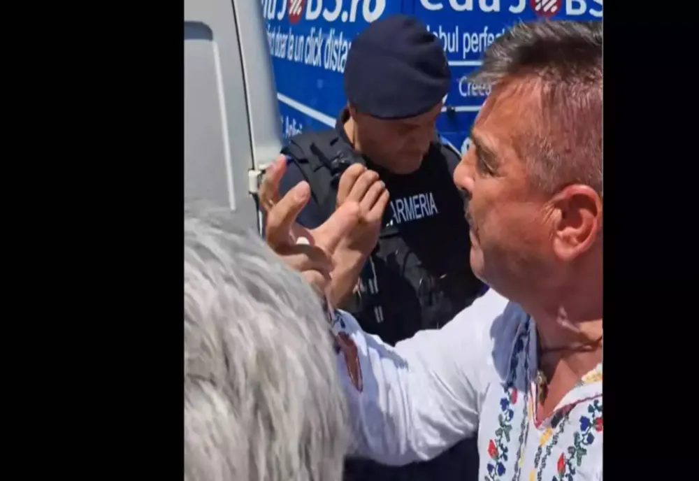 SCANDAL URIAȘ. JANDARMII NU LASĂ AGRICULTORII SĂ PARTICIPE LA PROTESTUL ÎMPOTRIVA LUI BOLOJAN DIN PIAȚA VICTORIEI - VIDEO 