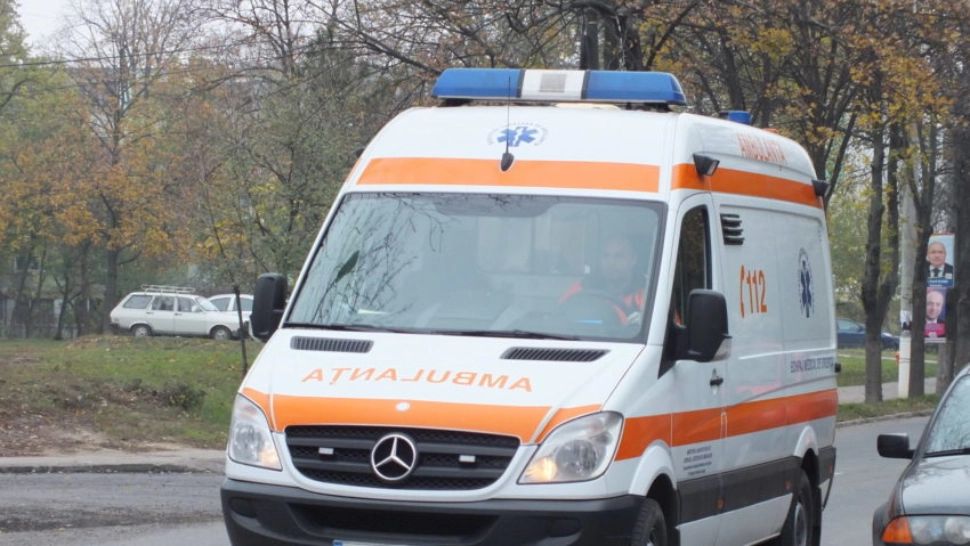 Ambulanță blocată în noroi în Vaslui: o femeie a fost la un pas de moarte în drum spre spital