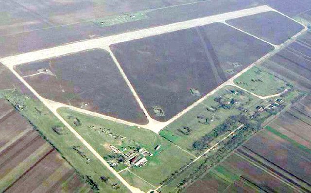 Ruinele aeroportului de la Alexeni sunt păzite pe bani publici