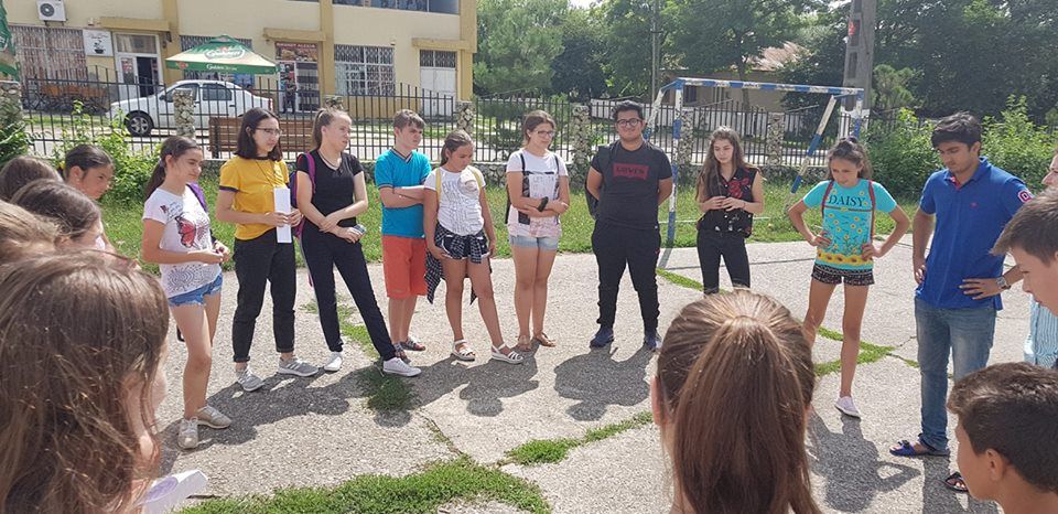 Doi studenți pakistanezi învață copii din Sudiți să viseze în limba engleză