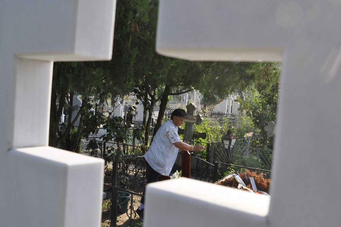 Angajată cu carte de muncă pentru... servicii de tămâiat!