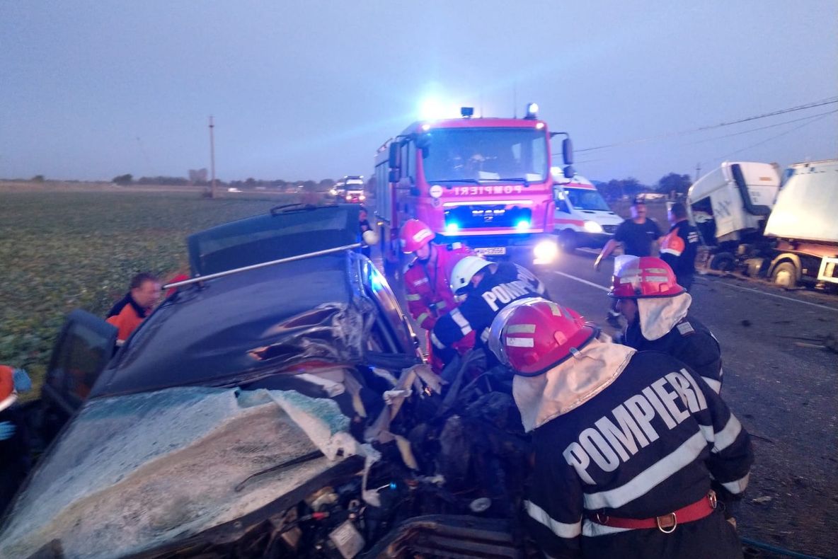 Tragedie pe DN 2A: un bărbat şi-a găsit sfârşitul între fiarele maşinii pe care o conducea