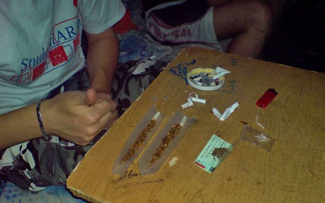 Traficanți de droguri pe Facebook, trimiși în judecată de DIICOT